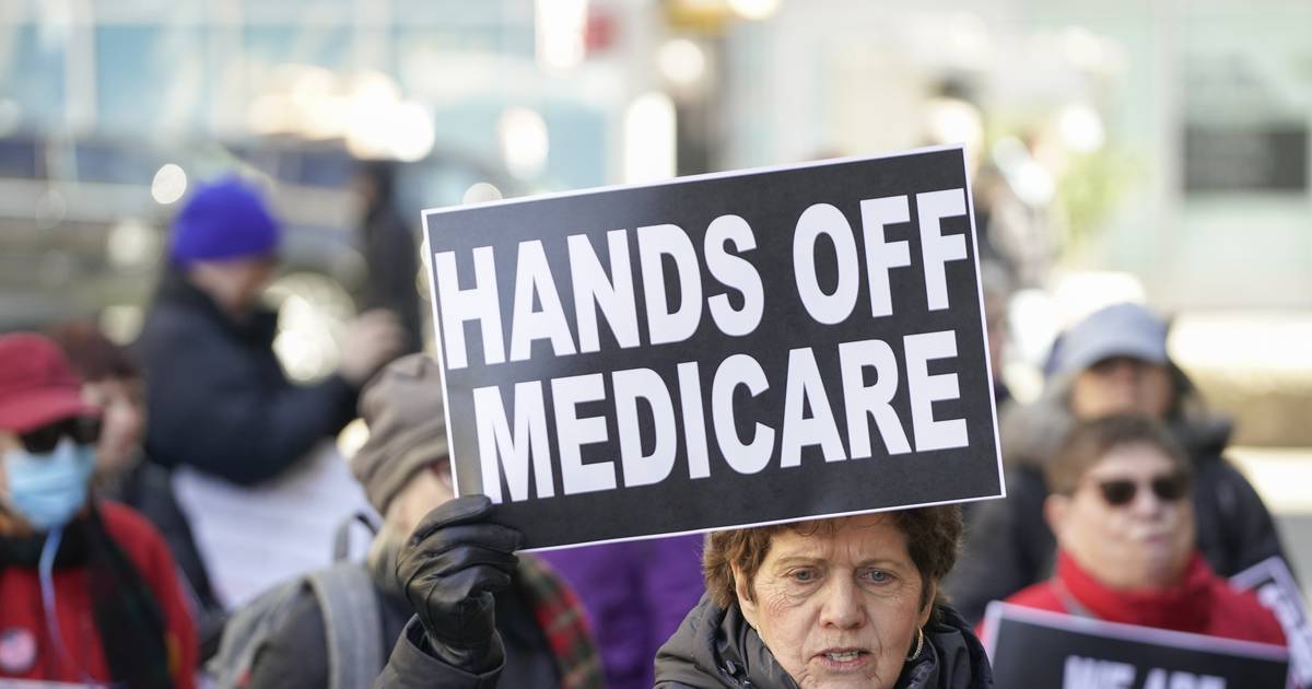Readers talk about health insurance, police pay and tips - New York Daily News