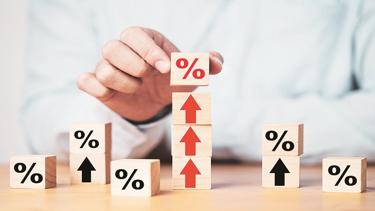 Interest rates: Don't expect any further hikes;  lock in high yield FDs now