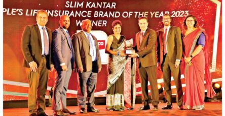 Representatives of Ceylinco Life and the Company’s Marketing team led by General Manager, Marketing, Samitha Hemachandra (third from right) receive the award.